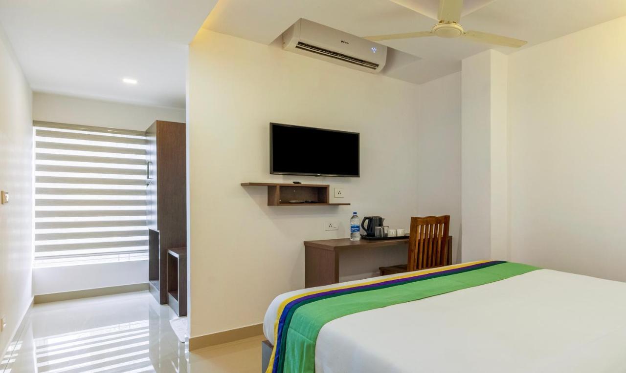 Treebo Trend Airport Avenue Plaza Cochin Airport Hotel Kochi Exterior foto