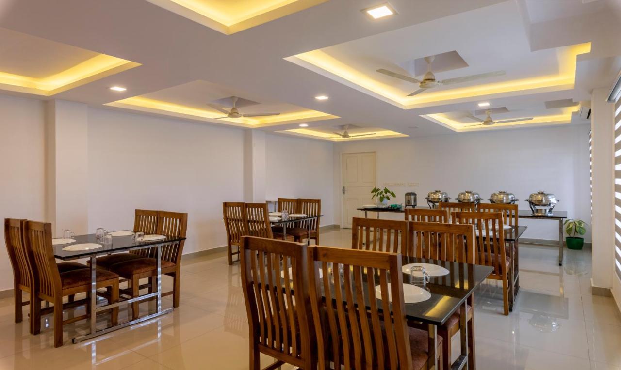 Treebo Trend Airport Avenue Plaza Cochin Airport Hotel Kochi Exterior foto